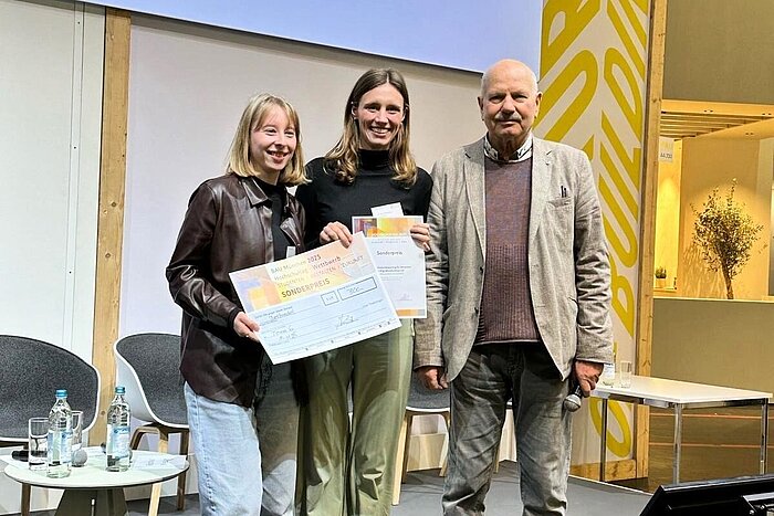 Auf dem Bild von links nach rechts sind: Susanna Kleiner, Emilia Rebecca Lehmann, Dipl.-Ing. freier Architekt Ulrich Zink