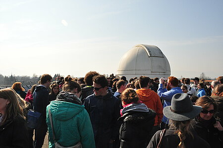 Rund 500 Besucher kamen zur Beobachtung der partiellen Sonnenfinsternis aufs Dach der Hochschule Rosenheim.
