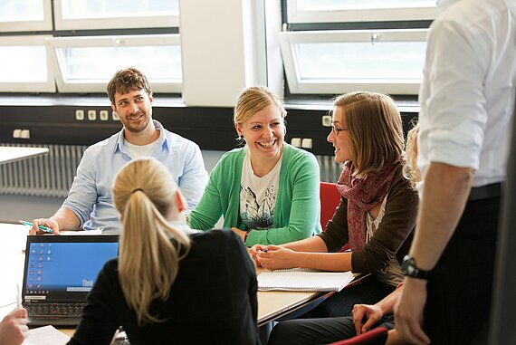 Studierende in Seminar an Gruppentischen