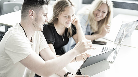 Studierende arbeiten gemeinsam am Laptop_ro_1-8937