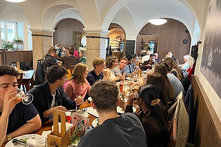 Studierende beim Abendessen nach getaner Arbeit