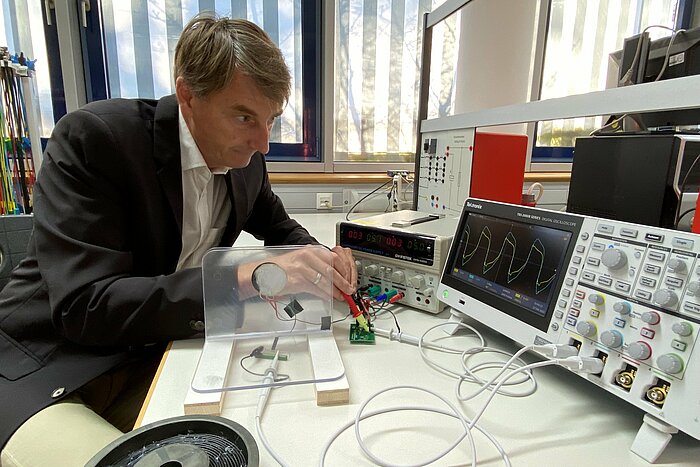 Das Bild zeigt Prof. Norbert Seliger bei Messungen für die drahtlose Energieübertragung im Labor für Leistungselektronik. 