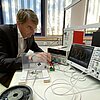 Das Bild zeigt Prof. Norbert Seliger bei Messungen für die drahtlose Energieübertragung im Labor für Leistungselektronik. 