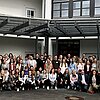 digi.prosa Auftaktveranstaltung Gruppe von Studenten vor dem Campusgebäude