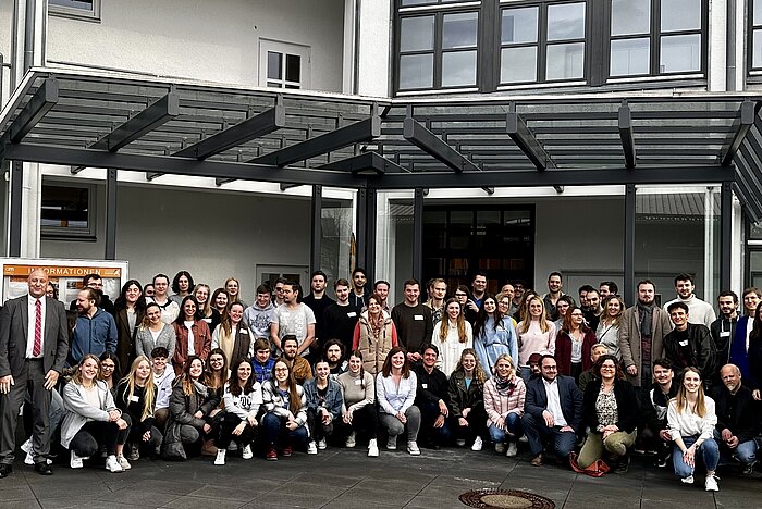 Gruppe von Studenten vor dem Campusgebäude