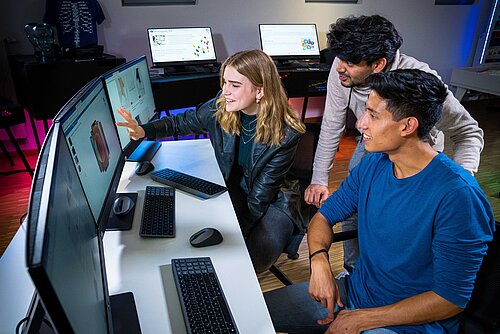 E-Commerce students in front of the computer.