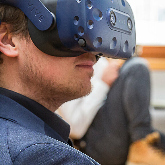 Studierender mit VR-Brille während eines Projektes zum virtuellem Fahren