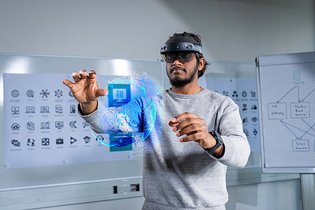 Student arbeitet mit VR an einer virtuellen Simulation.