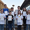 Das Bild zeigt Schülerinnen und Schüler auf einer Treppe an der TH Rosenheim stehend.