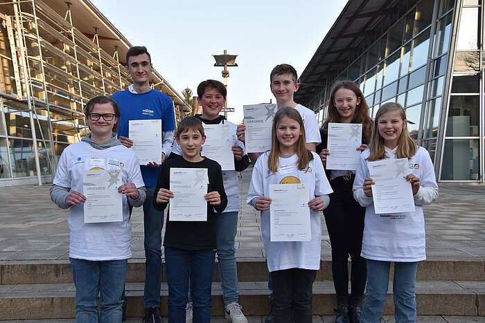 Das Bild zeigt Schülerinnen und Schüler auf einer Treppe an der TH Rosenheim stehend.