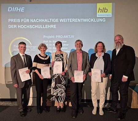 Laudator Prof. Dr. Jörn Schlingensiepen, Vice President of the University Teachers' Association (right), presents the award "Nachhaltige Weiterentwicklung der Hochschullehre" to the PRO-Aktjv team (from left to right: Profs. Drs. Kellner, Stanzel, Naumer, Junker, Schäfle).