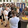 Das Bild zeigt Studierende und Besucher bei der Projektmesse zum Studienkolleg digi.prosa an der TH Rosenheim.