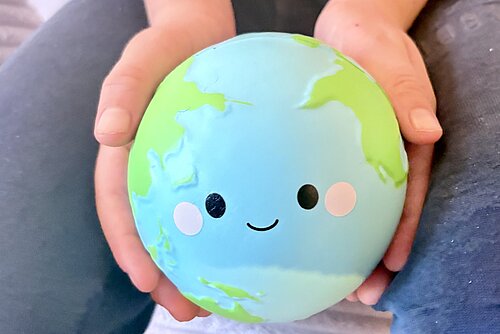 Globus-Ball in Kinderhände