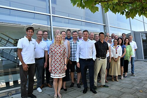 Gruppenbild der Dozierenden und Mitarbeitenden der Fakultät für Wirtschaftsningenieurwesen. 