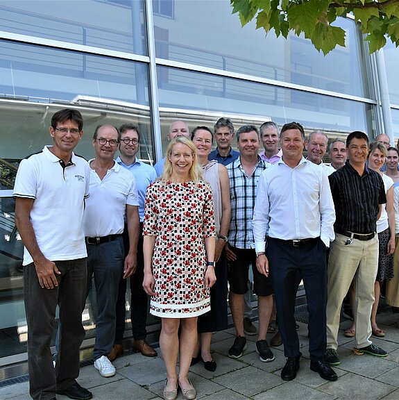 [Translate to English:] Gruppenbild der Professor*innen und Mitarbeiter*innen der Fakultät für Wirtschaftsingenieurwesen