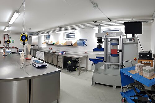 Laborraum Labor für Baustoffe mit kombinierter Druck- und Biegeprüfmaschine, Prüfeinrichtungen für Mörtel und Lehrinsel