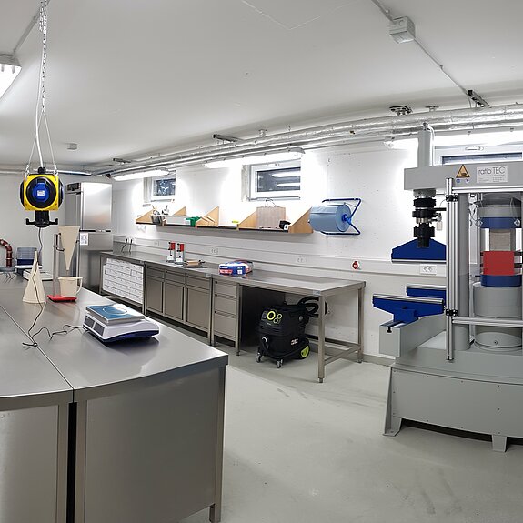 Laborraum Labor für Baustoffe mit kombinierter Druck- und Biegeprüfmaschine, Prüfeinrichtungen für Mörtel und Lehrinsel