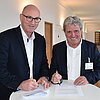 Das Bild zeigt Hochschulpräsident Professor Heinrich Köster und Landrat Bernhard Kern
