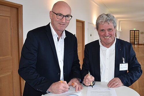 Das Bild zeigt Hochschulpräsident Professor Heinrich Köster und Landrat Bernhard Kern