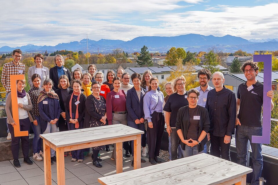 Das Bild zeigt MINT-Managerinnen und -Manager bei ihrem Netzwerktreffen an der TH Rosenheim.