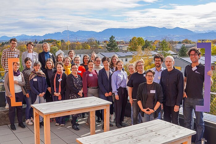 Das Bild zeigt MINT-Managerinnen und -Manager bei ihrem Netzwerktreffen an der TH Rosenheim.
