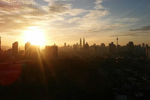 Sonnenaufgang über einer Stadt