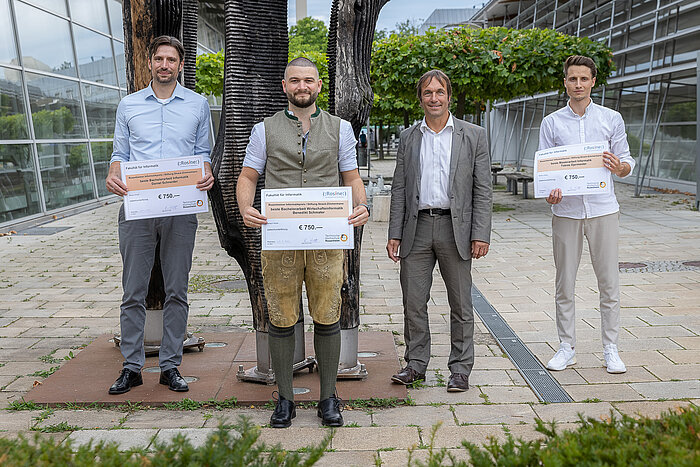 Dekan Prof. Dr. Reiner Hüttl mit den Preisträgern des Rosenheimer Informatik-Preis 2022