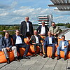 Das Bild zeigt eine Gruppe von Personen, darunter Wissenschaftsminister Markus Blume, auf einer Dachterrasse am Campus Burghausen der TH Rosenheim.