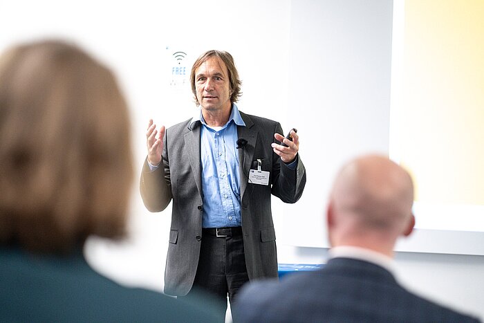 Prof. Dr. Hüttl während seinem Vortrag zum Thema "Cybercrime".