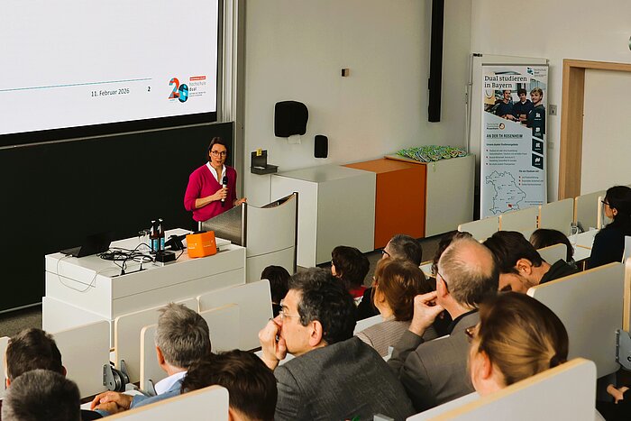 Das Bild zeigt Vizepräsidentin Prof. Stephanie Kapitza bei der Eröffnung des Dualforum Süd.