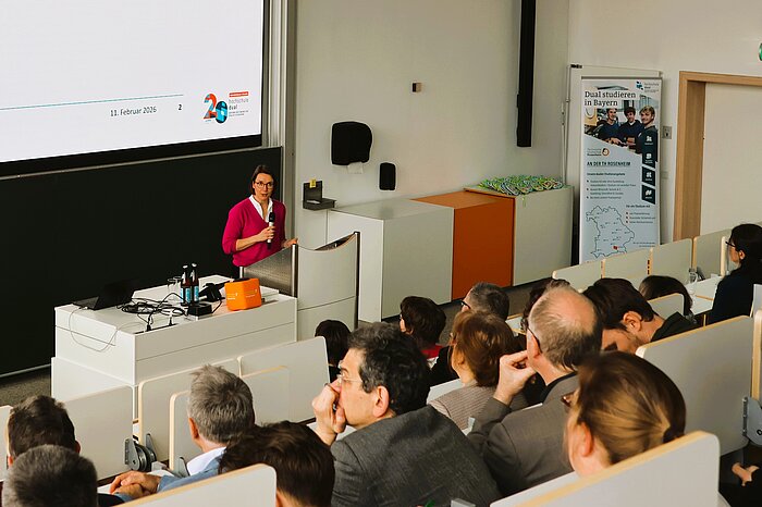 Das Bild zeigt Vizepräsidentin Prof. Stephanie Kapitza bei der Eröffnung des Dualforum Süd.