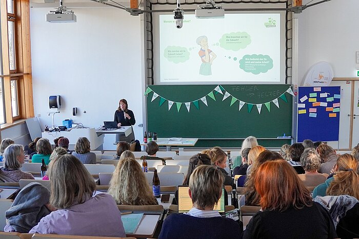 Das Bild zeigt Erzieherinnen und Erzieher in einem Hörsaal der TH Rosenheim.