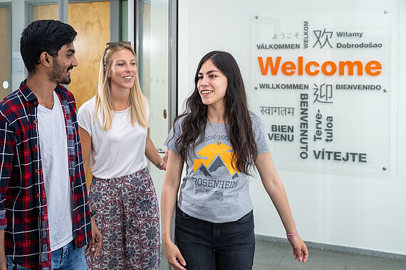 Students in front of the International Office at Campus Rosenheim
