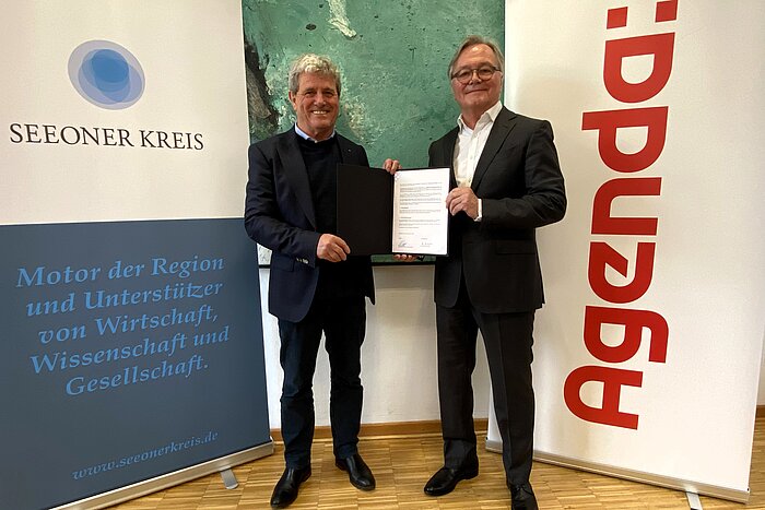 Das Bild zeigt Hochschulpräsident Professor Heinrich Köster und den geschäftsführenden Gesellschafter von Agenda, Manfred Kappel.