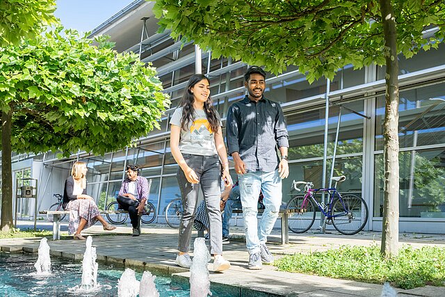 Students walk through campus Rosenheim.