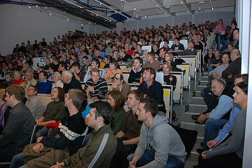 Menge der Zuschauer bei einem Vortrag der Sternwarte Rosenheim