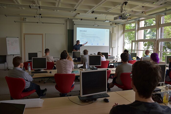 Studierende während des Vortrags durch einen der Referenten.