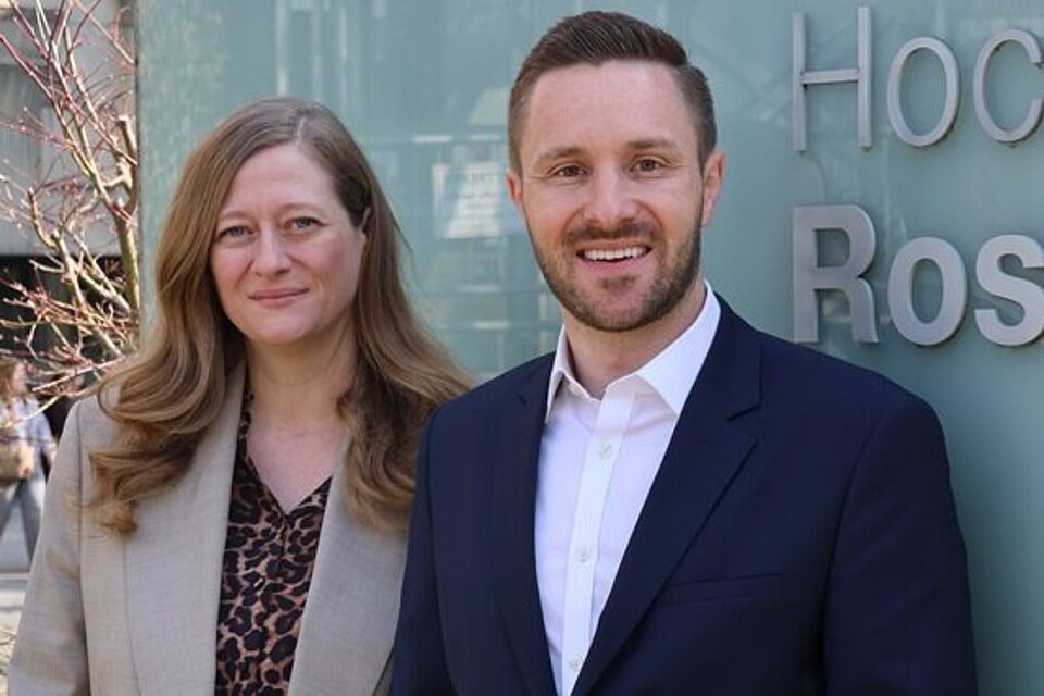 Das Bild zeigt Professorin Nicole Strübbe und den Kuratoriumsvorsitzenden Daniel Artmann.