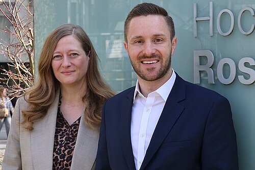 Das Bild zeigt Professorin Nicole Strübbe und den Kuratoriumsvorsitzenden Daniel Artmann.
