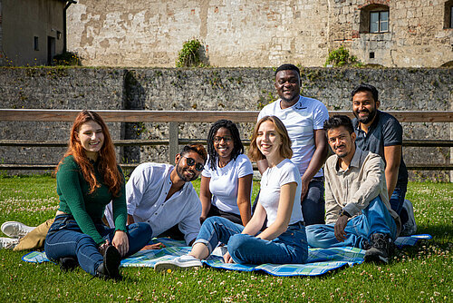 Studierende genießen den Sommer auf der Burg in Burghausen