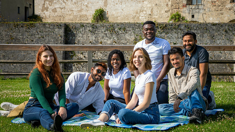 Students sitting in front of Burghausen castle