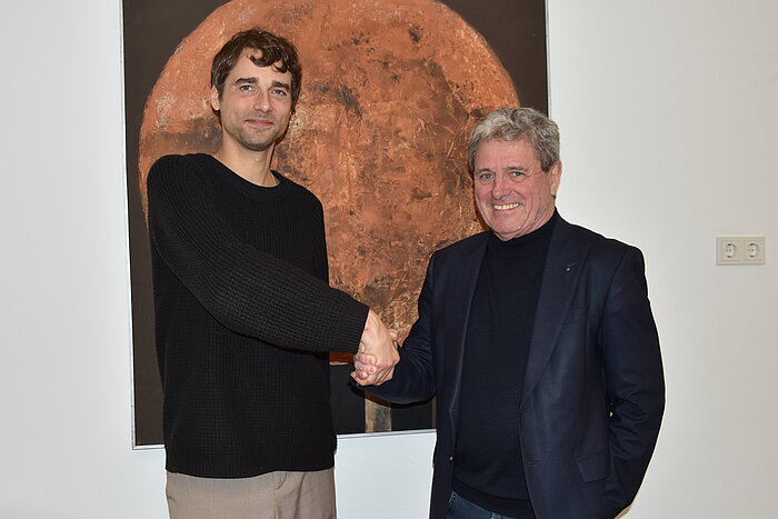 Das Bild zeigt Professor Philipp Wulf mit Hochschulpräsident Professor Heinrich Köster