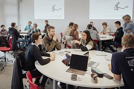 Physik & Mathematik lernen SCALE-UP Raum