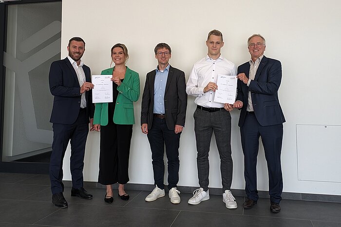 Das Bild zeit eine Gruppe von Personen im Campus Burghausen der TH Rosenheim.