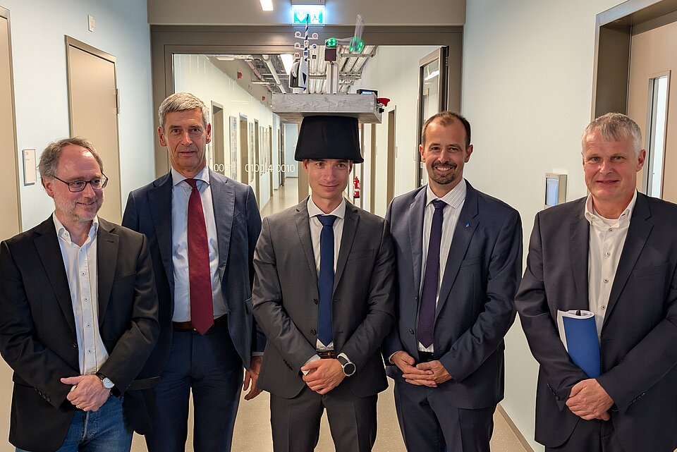 Das Bild zeigt Christian Brunner mit vier Professoren, die an seiner Promotion beteiligt waren.
