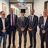 Das Bild zeigt Christian Brunner mit vier Professoren, die an seiner Promotion beteiligt waren.