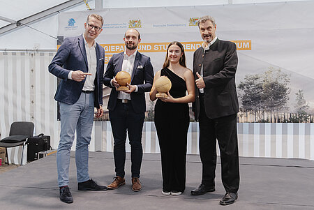 Das Bild zeigt Wissenschaftsminister Markus Blume und Ministerpräsident Dr. Markus Söder mit Vertretern der Studierenden.