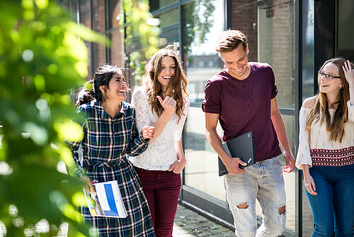 Studierendengruppe im Freien