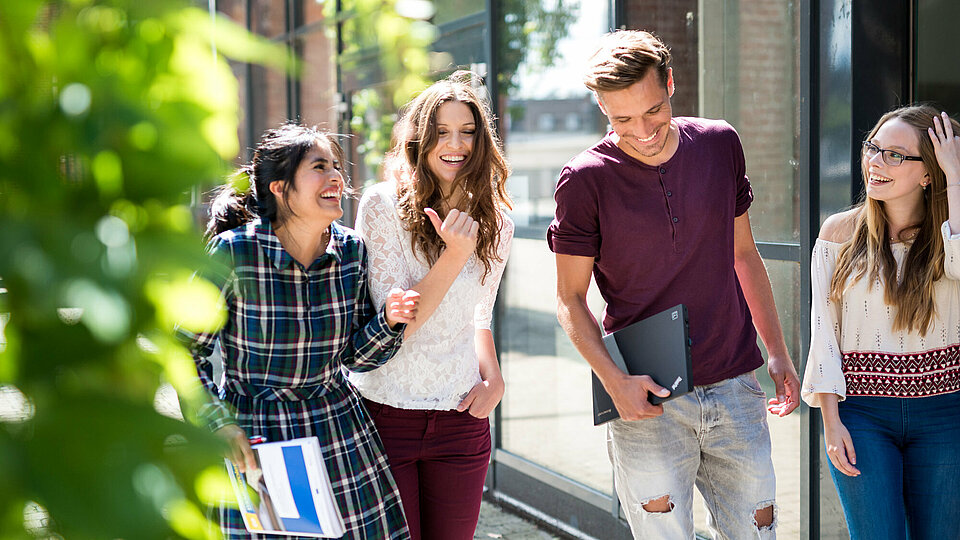 Studierendengruppe im Freien