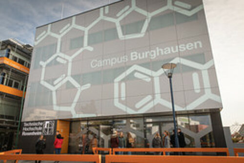 [Translate to English:] Gebäudekomples des Campus Burghausen 